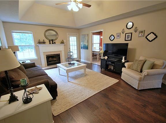 4th image of 302 Hobbs Dr
