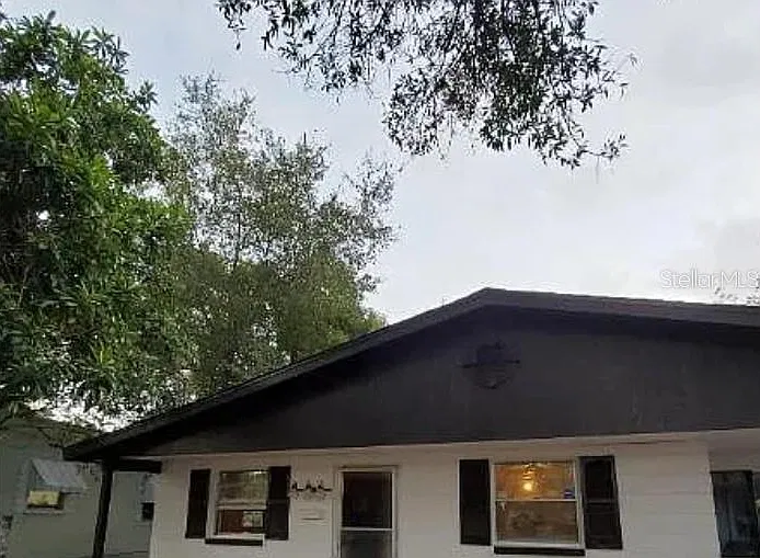 3 bed, 2.0 bath, 1066 sqft, $1,800 — Photo 2