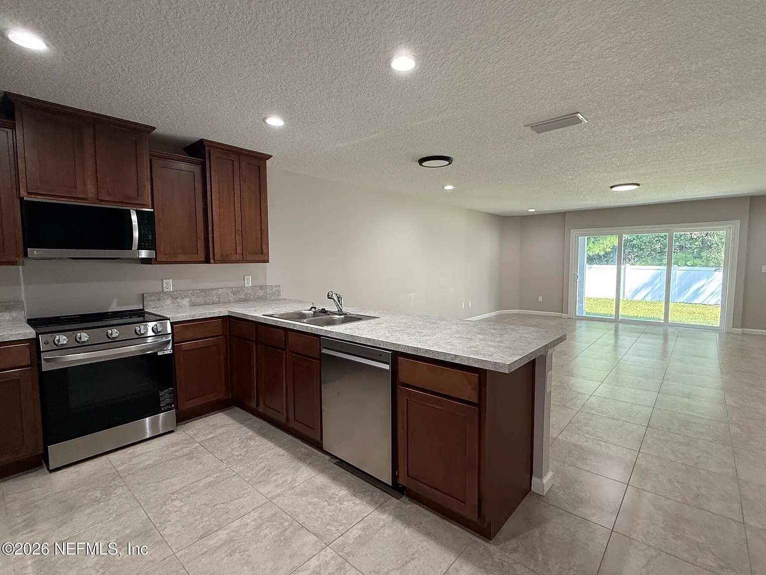 2 bed, 2.5 bath, 1652 sqft, $1,700 — Photo 2