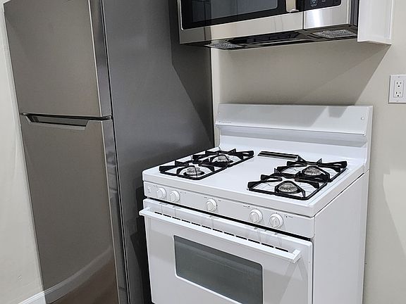 4th image of 2813 Mary St #1/2