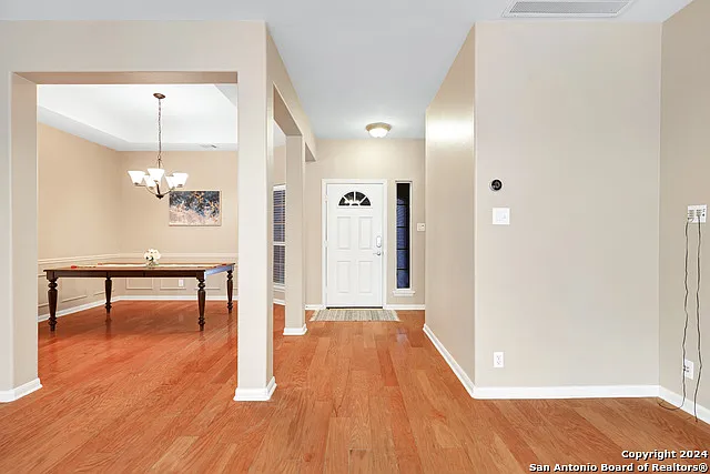 3 bed, 2.0 bath, 1720 sqft, $2,240 — Photo 2