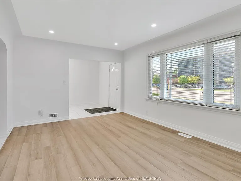 6633 Wyandotte St E — Photo 15