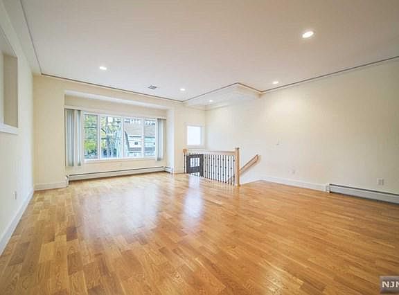 4th image of 58 Lafayette Ave