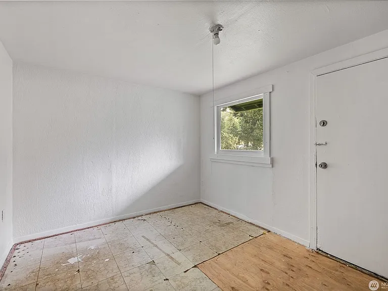 12413 Canyon Rd E — Photo 3