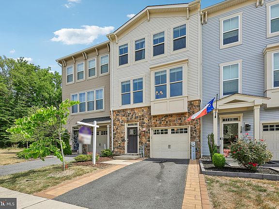 2nd image of 114 Nandina Ln