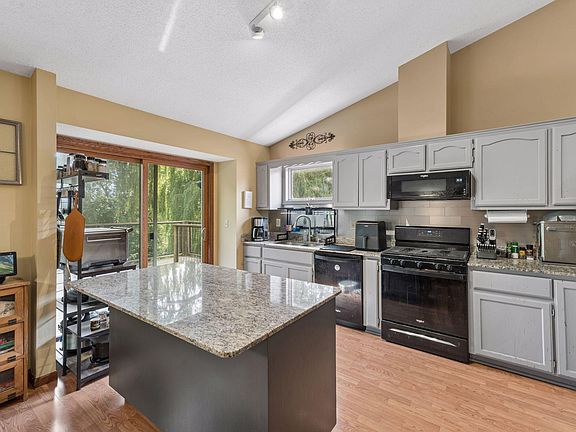 2nd image of 19036 Echo Ln