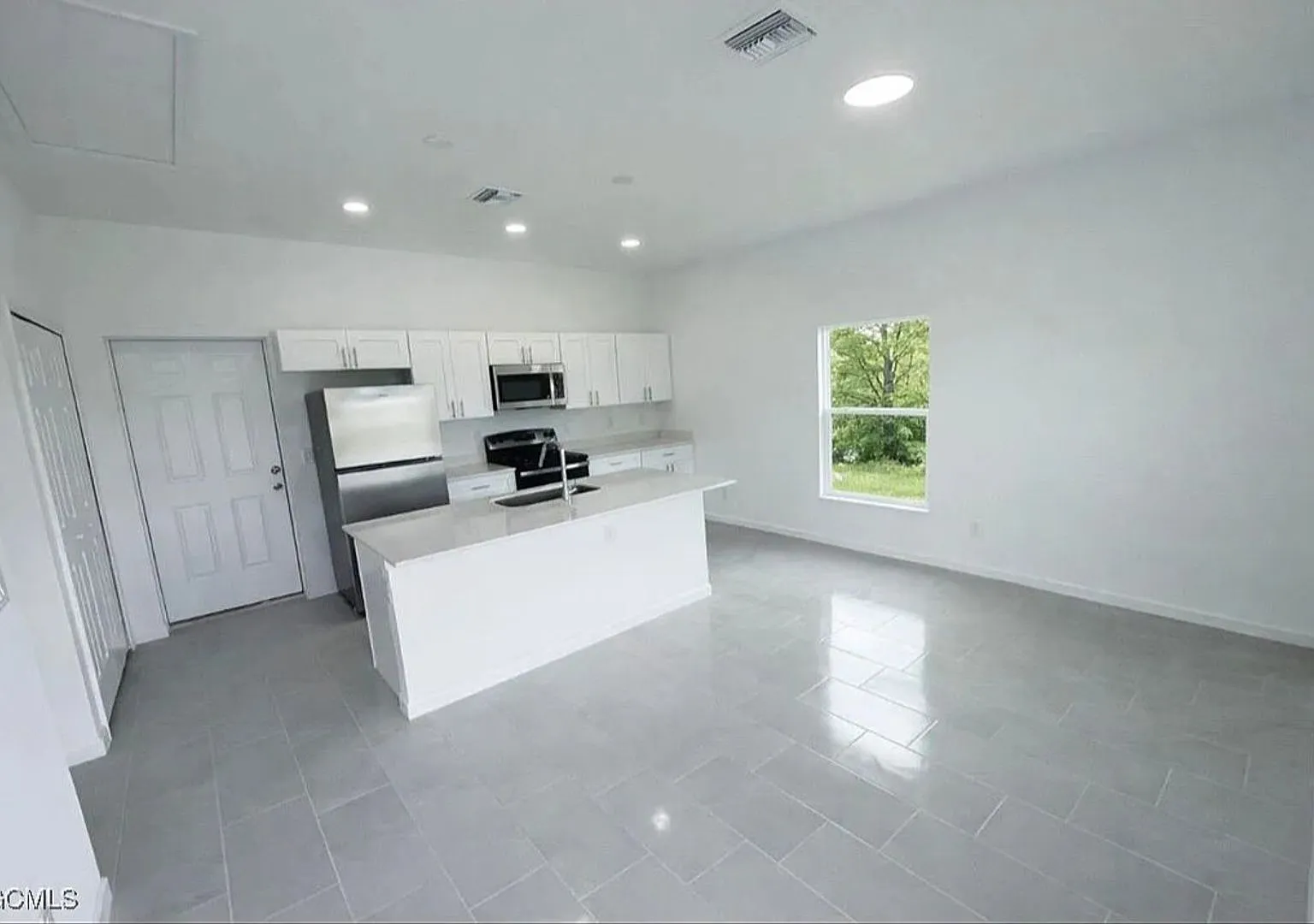 2025 New-One Of A Kind 1 Bd-1ba Home In Desirable Lehigh Acres Location — Photo 3