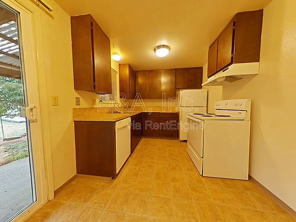 3rd image of 112 NE Conifer Blvd APT 8