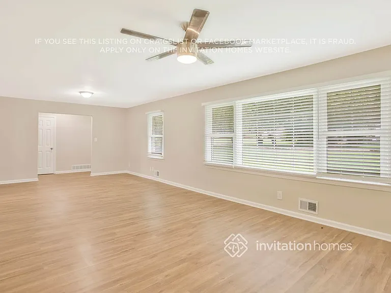 1554 N Columbia Pl — Photo 5