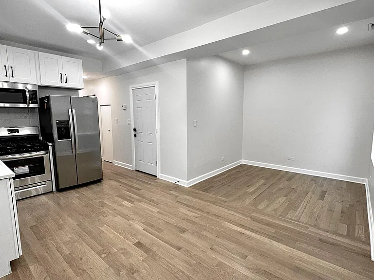 2946 N Rockwell St #3 — Photo 3