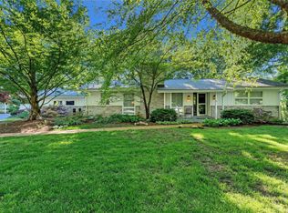 917 Woodshire Ln, Saint Louis, MO 63141