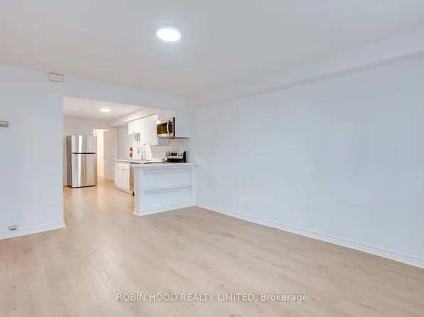 104 Gloucester Grv #Penthouse 1, Toronto, ON M6C 2A8