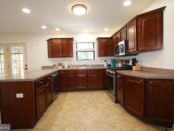 4th image of 213 Montclair Ct