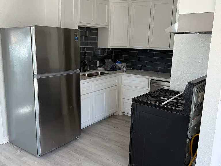 205 W Peach St — Photo 3