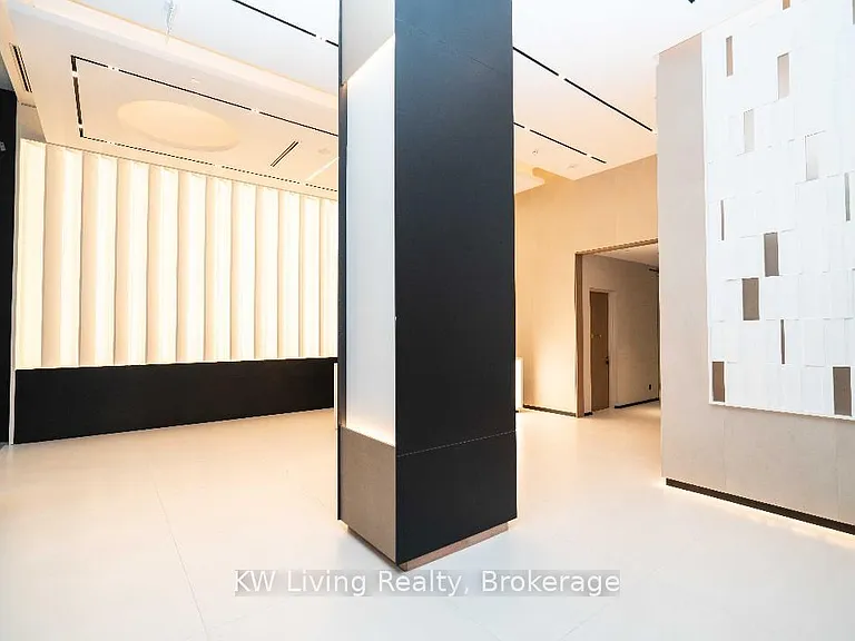 400 King St W #523 — Photo 2