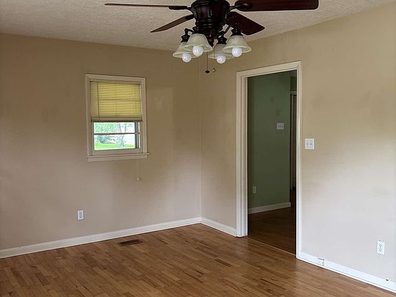 3rd image of 102 Dawn Dr