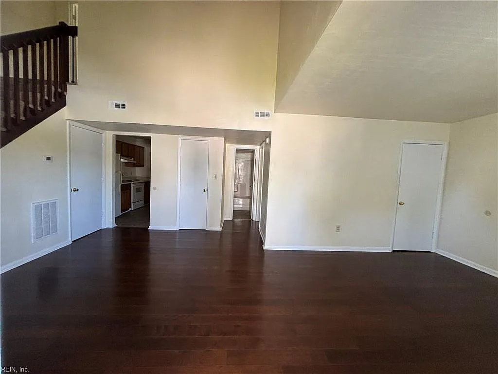Building Photo - 102 Diamond Ave #B