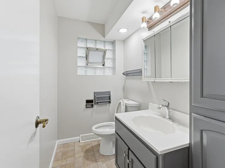 5906 Capulina Ave — Photo 15