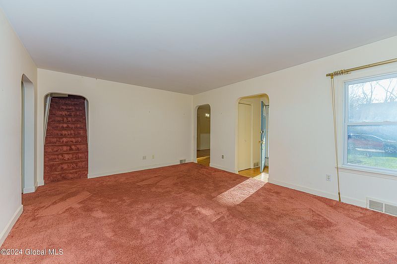 5th image of 1525 Valencia Road