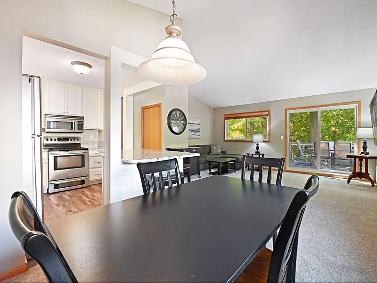 1815 Black Oaks Ln N — Photo 5