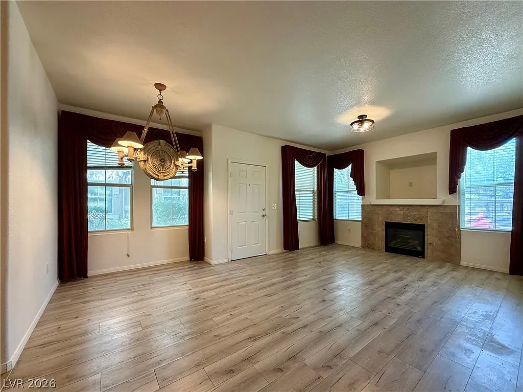3 bed, 2.0 bath, 1377 sqft, $1,725 — Photo 3