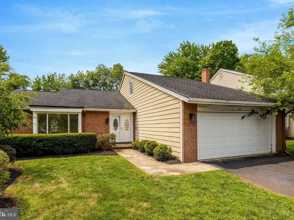 105 Kale Ave, Sterling, VA 20164