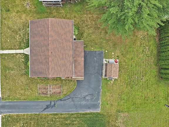 4th image of 89 Deerfield Dr