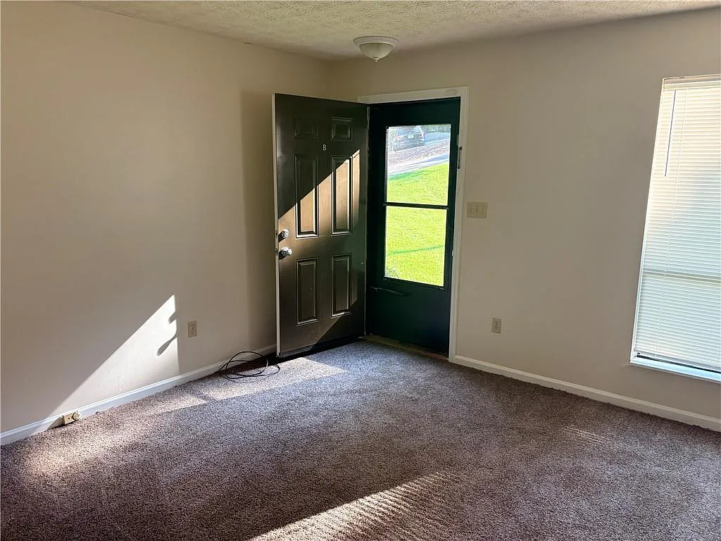 2 bed, 1.5 bath, 4588 sqft, $1,600 — Photo 2