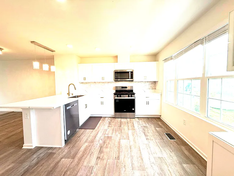 1442 Yosemite Way — Photo 3