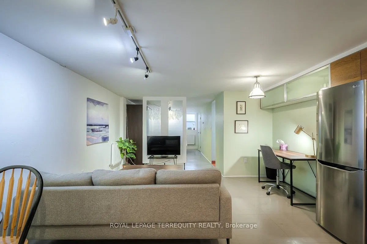 Building Photo - 26A Scarlett Rd #BASEMENT