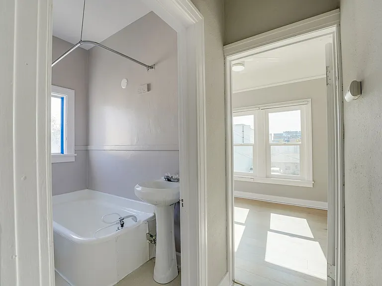 310 G St — Photo 4