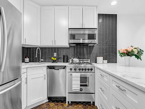 3rd image of 105 W 70th St APT 1R
