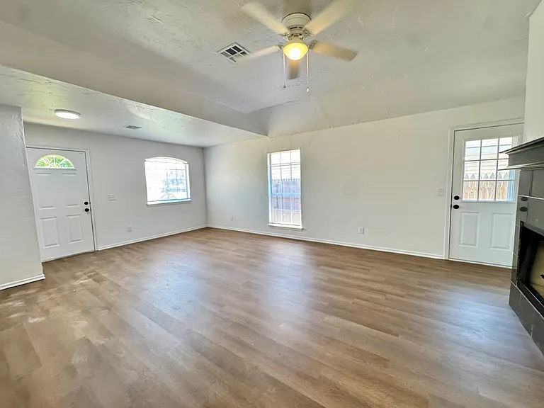 223 W 6th St — Photo 4