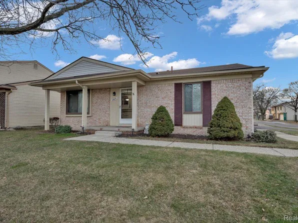 2884 Roundtree Dr, Troy, MI 48083