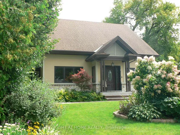 1271 Field St, Ottawa, ON K2C 2P9