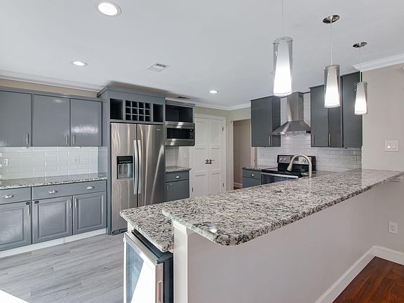 3rd image of 805 Ridgewood Cv W