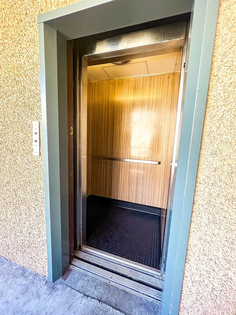 IRO Apartments — Photo 4