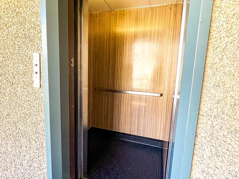 IRO Apartments — Photo 9