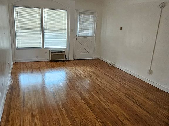 2nd image of 12962 Burbank Blvd