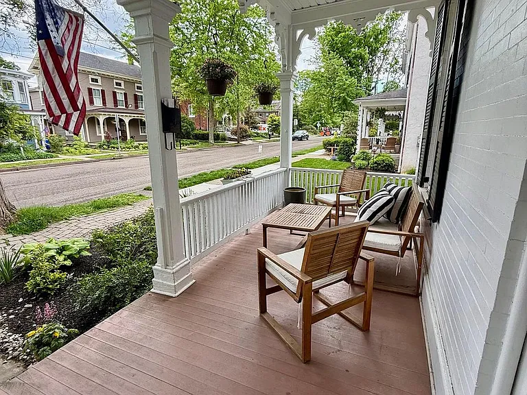 221 W Court St — Photo 3