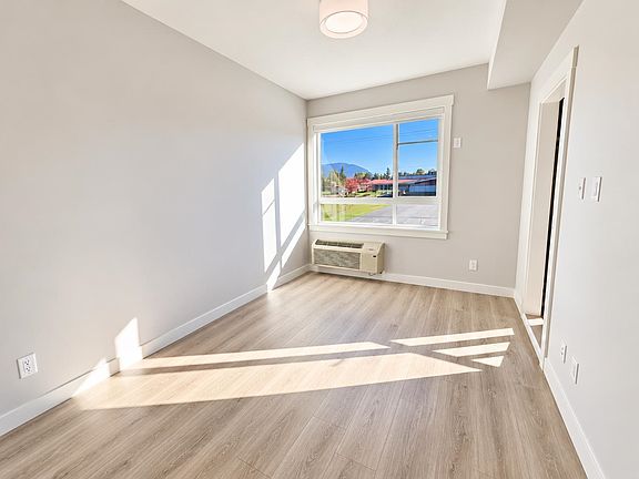 5th image of 8423 Cedar St #202