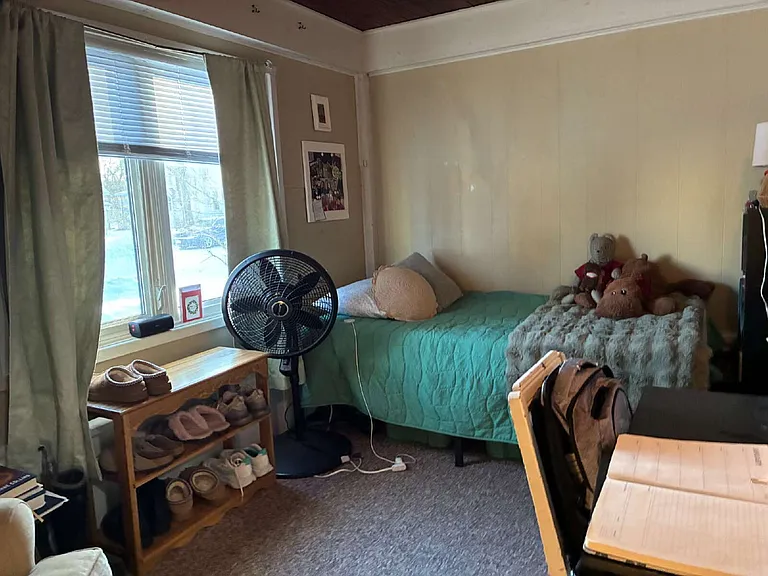 704 Niagara St — Photo 8