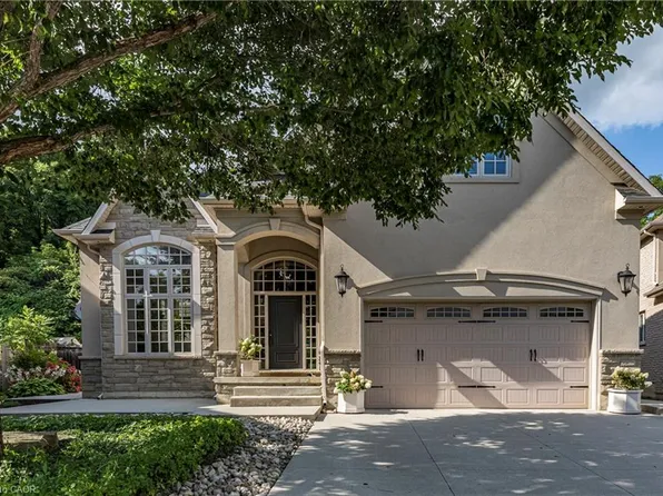 35 Sweetman Dr, Dundas, ON L9H 7T4