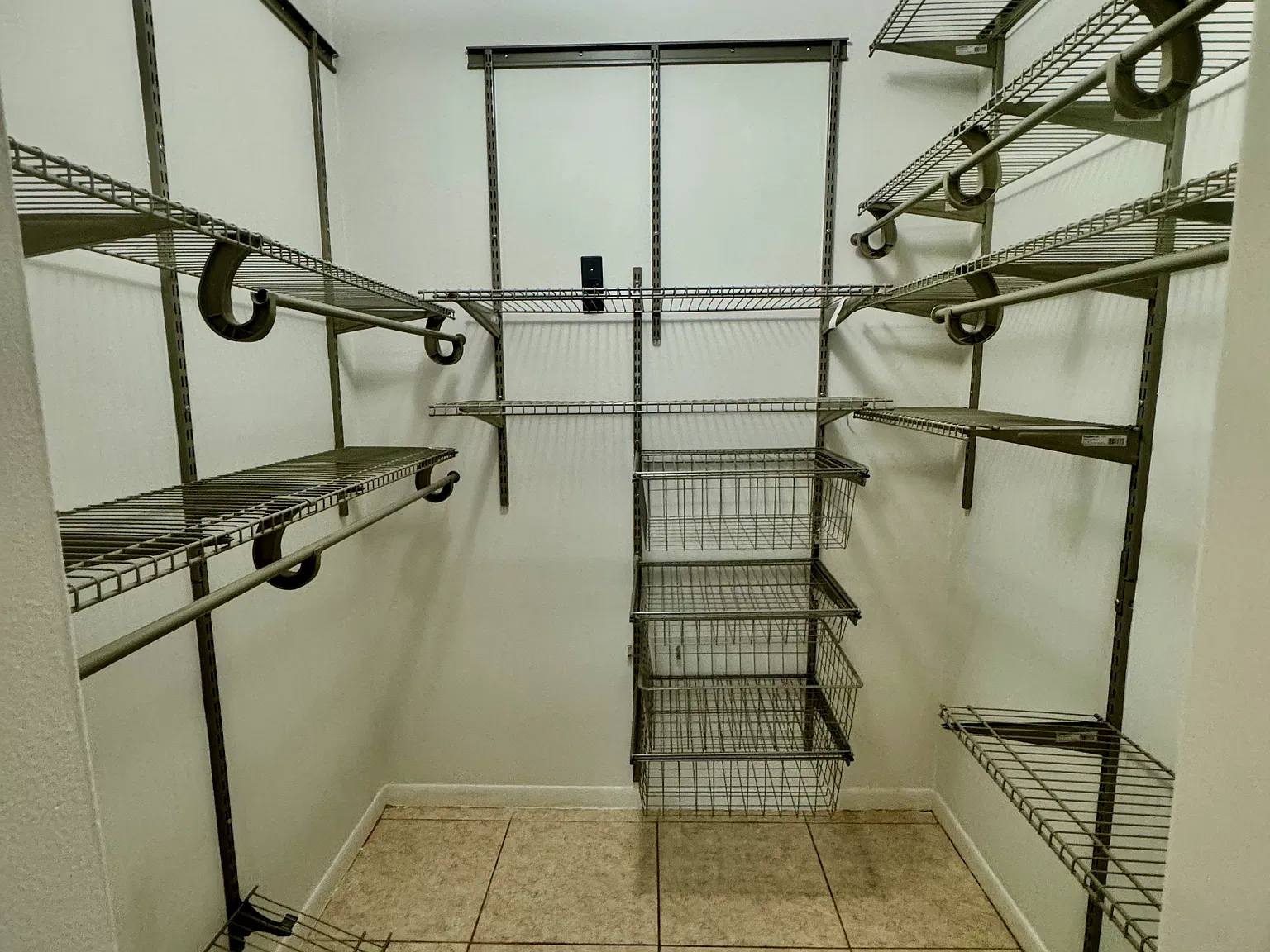 719 Lori Dr — Photo 3