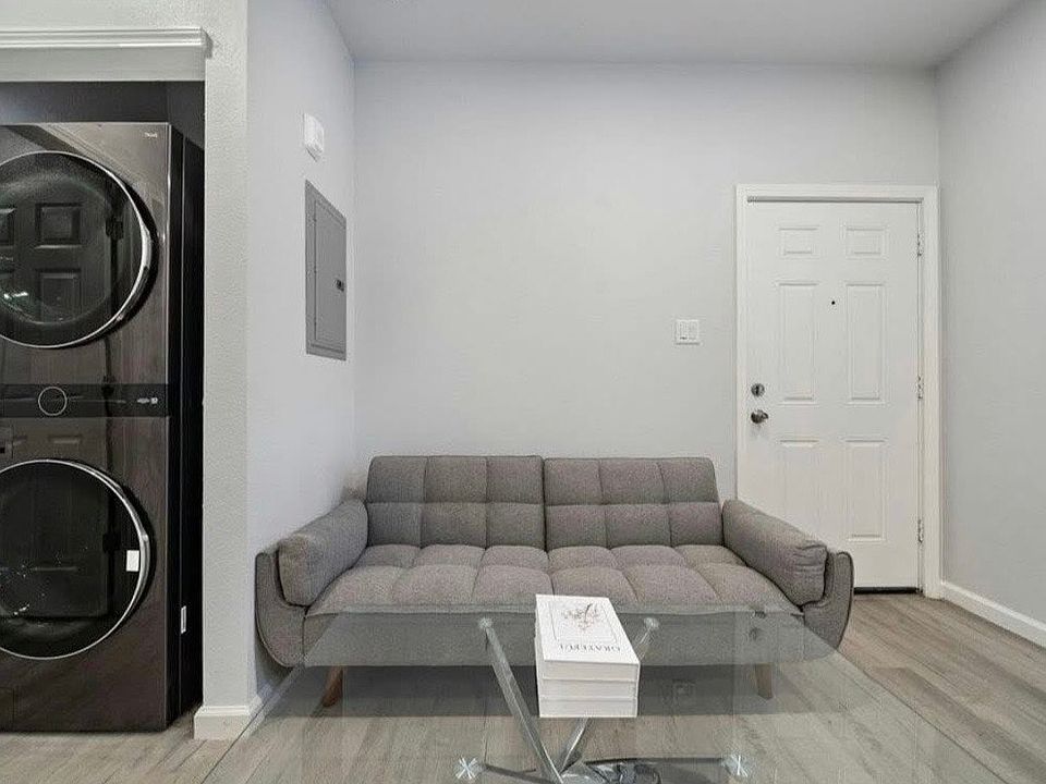 1st image of 920 Avenue L #A