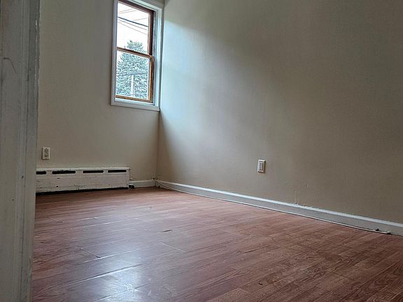 5th image of 337 Davis Ave #1