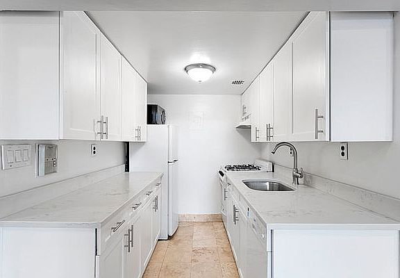 5th image of 43 W 85th St APT B