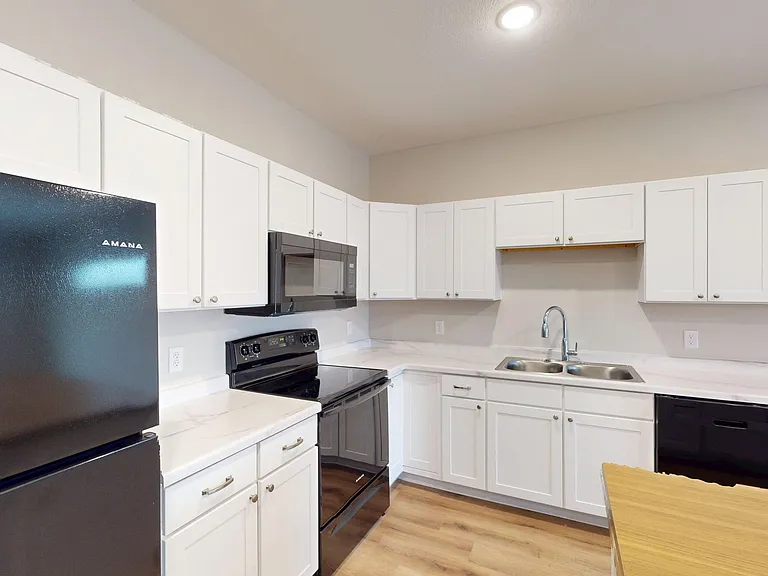 South Pointe Apartments — Photo 30