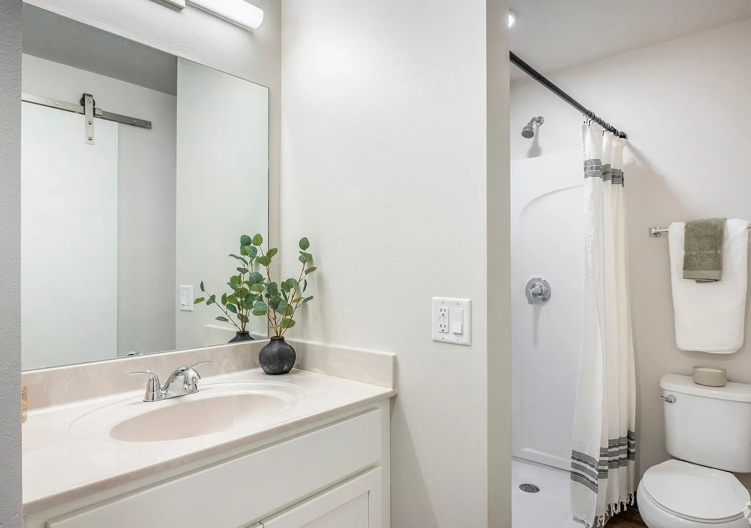Sandburg Studios | Enjoy a Reduced $500 Security Deposit! — Photo 4