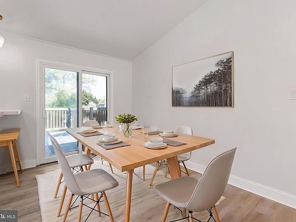 4th image of 20 Dorsey Ln